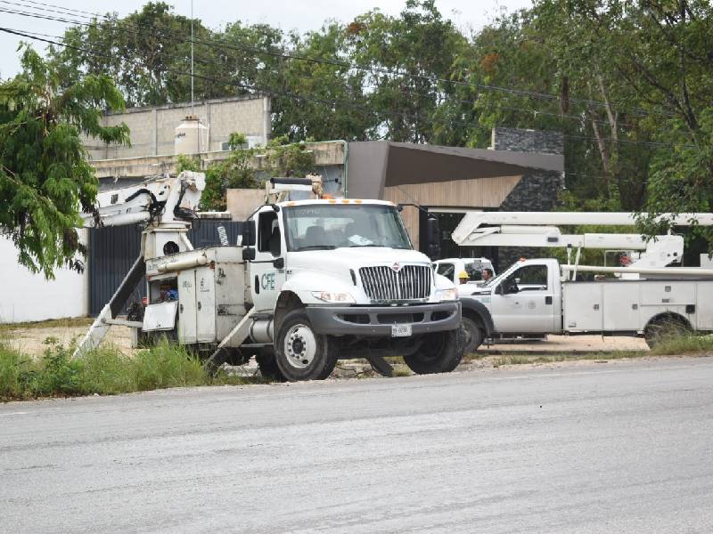 mantenimiento a red eléctrica de Tulum
