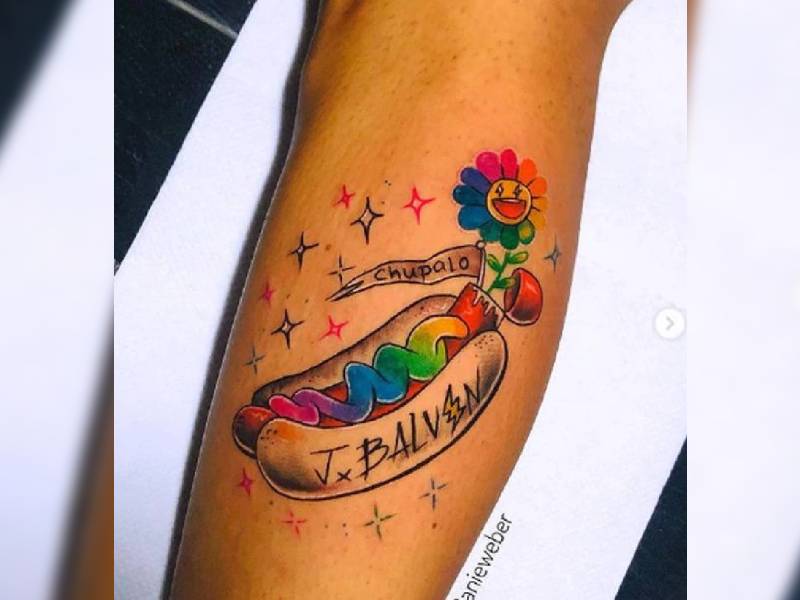 Joven se tatúa el "Hot-Dog" de J Balvin por perder apuesta