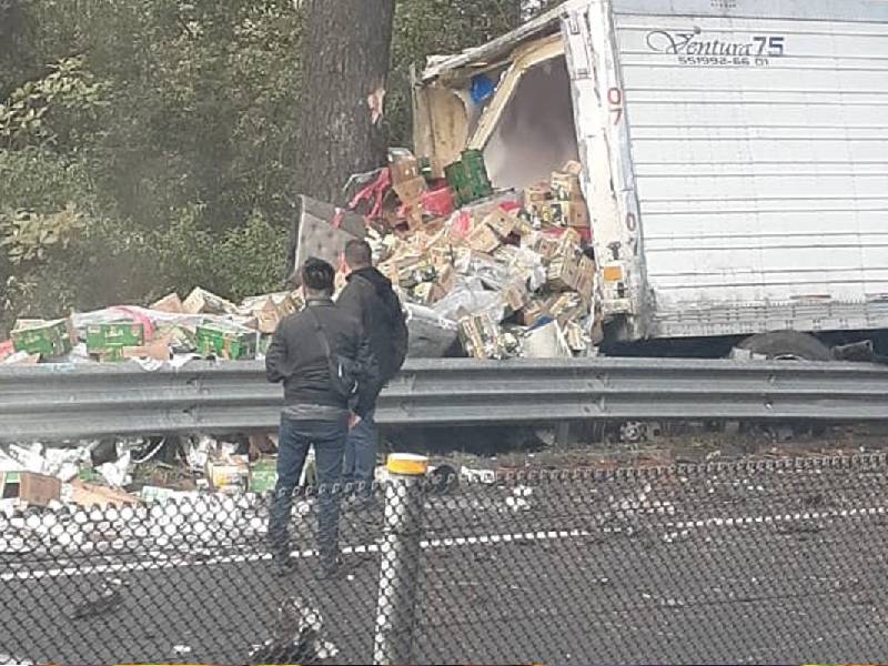 Tráiler impacta autobú