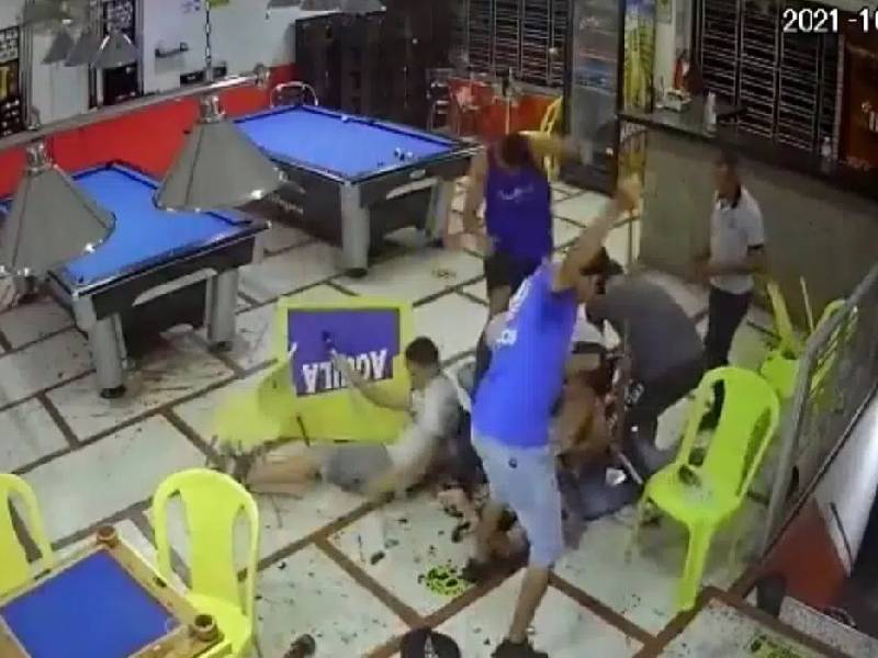 ¡Imágenes fuertes! Se mete a robar a billar; jugadores lo desarman y matan
