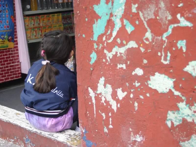 Madre baña en gasolina a su hija para quitarle piojos; termina en llamas