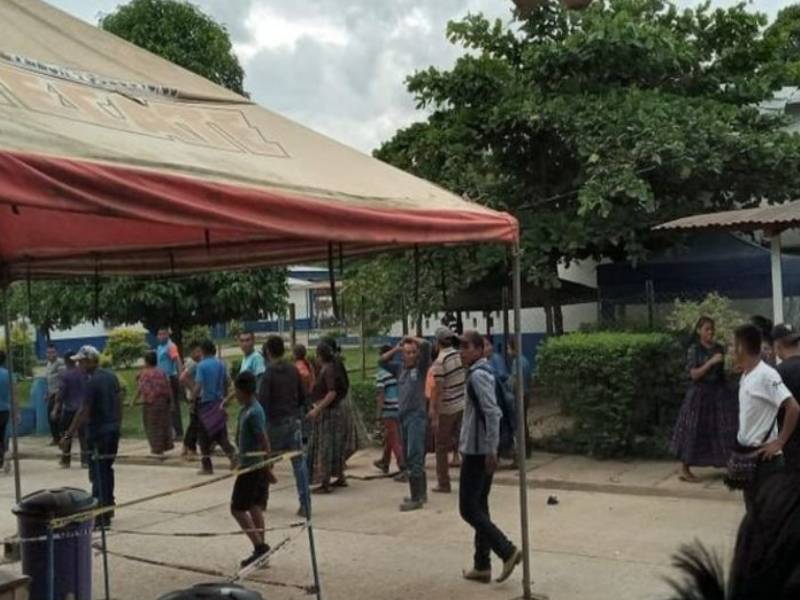 Grupo antivacunas secuestra a un grupo de enfermeras
