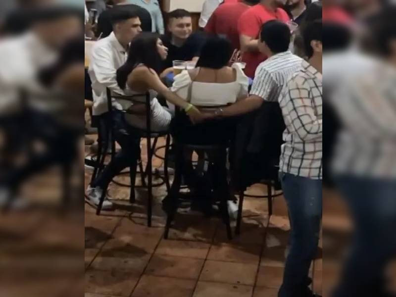 ¡Ni Karla Panini se atrevió a tanto!: Graban a infieles acariciándose con sus parejas a lado