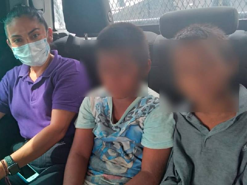 Llevan al DIF a dos menores que limpiaban parabrisas en Cancún