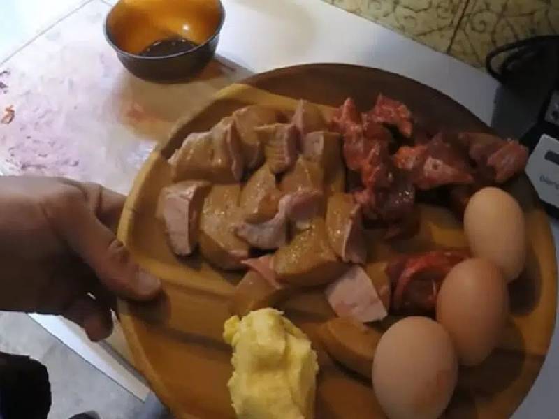 Este hombre sólo come carne, pollo y pescado crudo ¿Te atreverías?