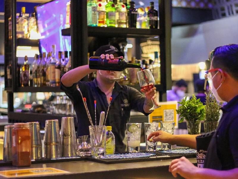 Los bares y discotecas sólo podrán operar un 80% de ocupación
