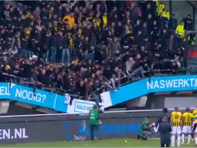 Tribuna de estadio se desploma