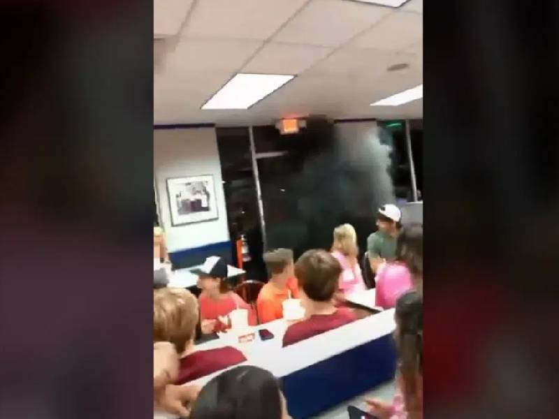 Conductor libera escape de su auto en restaurante; el video en Tiktok se hace viral