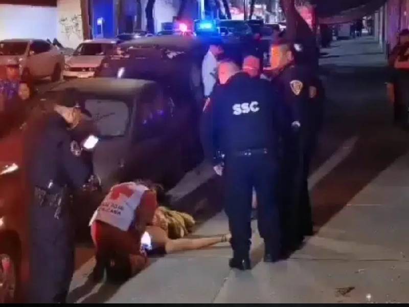 Video. ÔÇÿHombre arañaÔÇÖ escala edificio desnudo y cae desde tercer piso