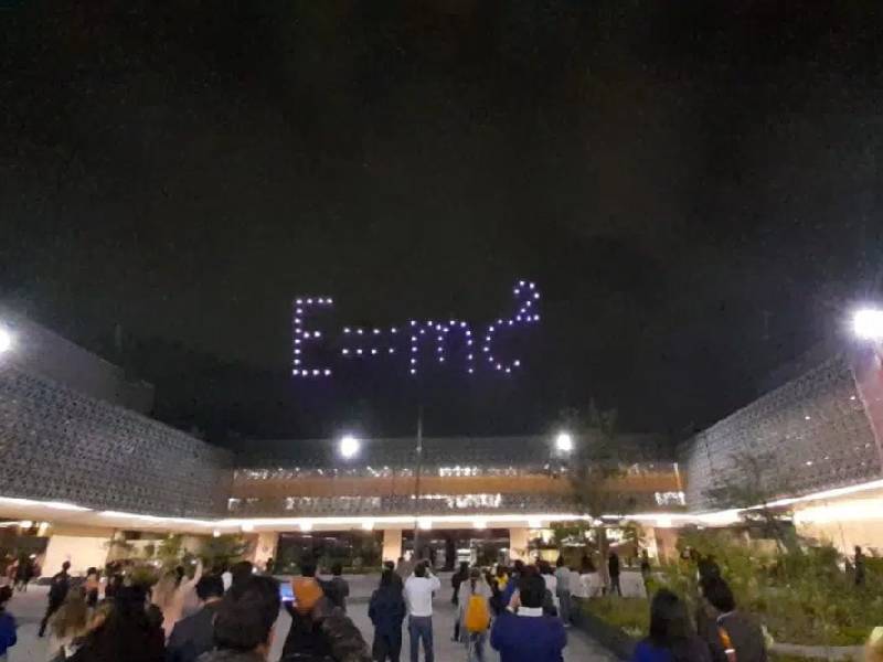 Video. Drones dan show de luces en San Lázaro