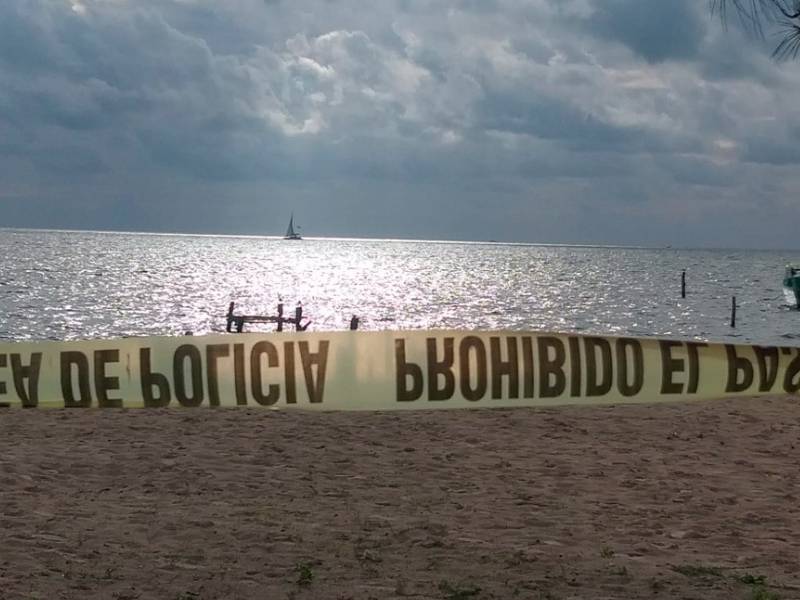 Encuentran cuerpo de un hombre que flotaba en playa de Cancún