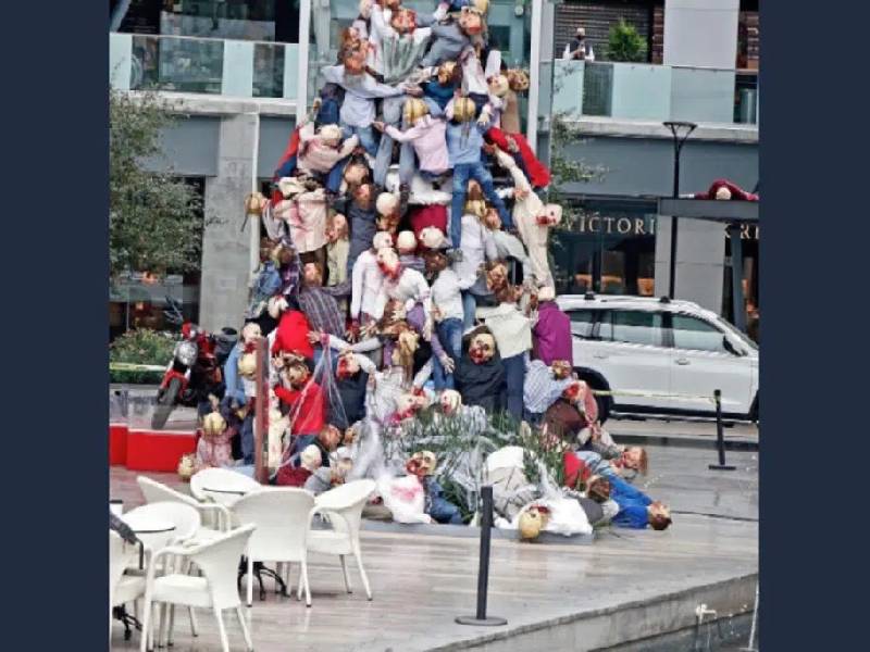 Zombies y ¡colgados! generan terror en plaza de San Pedro, NL ( + FOTOS )