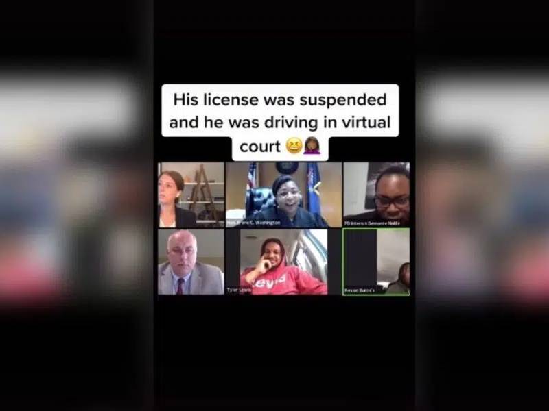 hombre atiende llamada de Corte