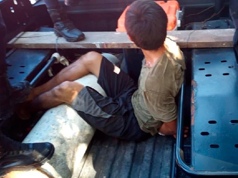 Policías sorprenden a sujeto robando un tanque de gas