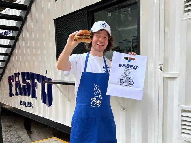 ¿Otro negocio? Luisito Comunica ahora le entró a las hamburguesas