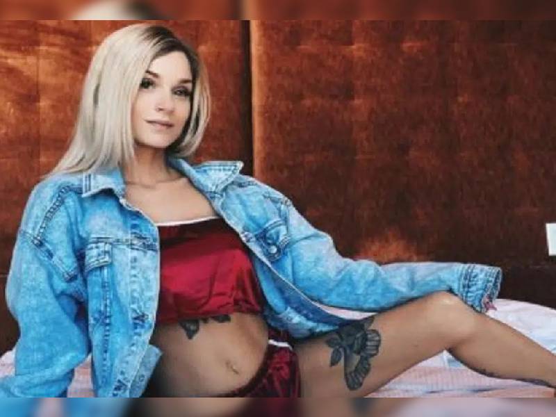 Escuela prohíbe a mamá ser voluntaria por modelar en OnlyFans