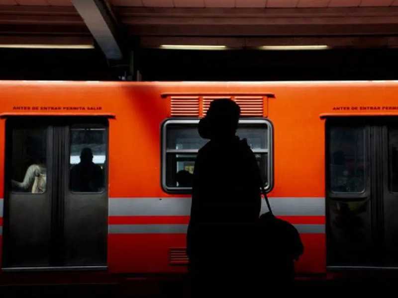 Policías evitan que hombre se lanzara a las vías del Metro en la CDMX