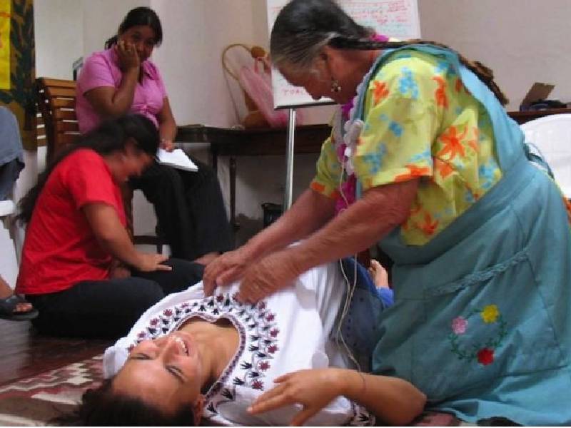 Salud capacita a parteras