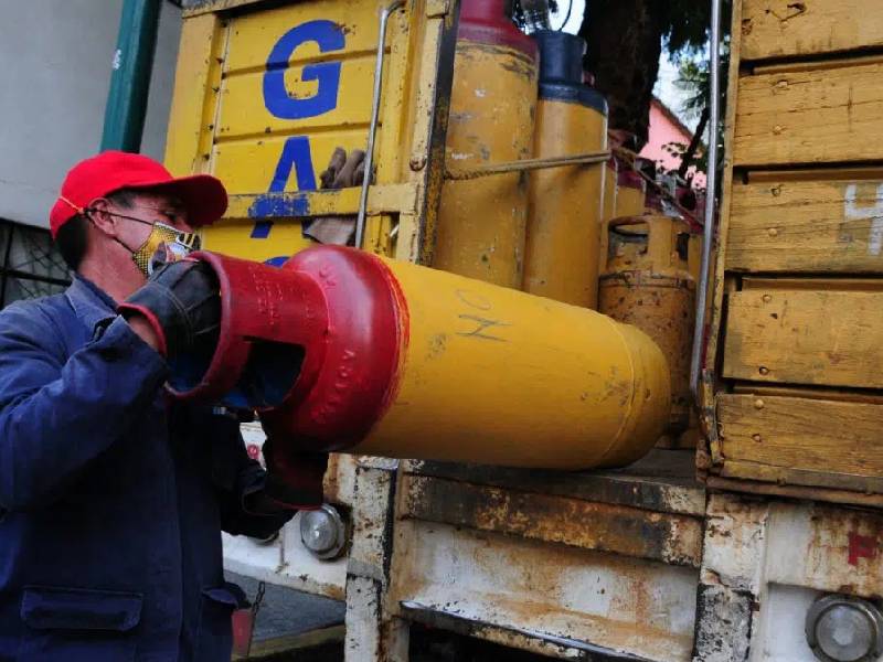 Gaseros bloquean Insurgentes frente a la Sener, protestan contra tope de precios