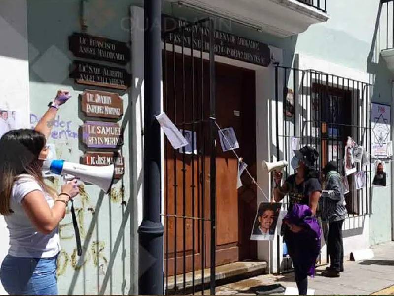 Feministas hacen tendedero para exhibir a deudores alimentarios
