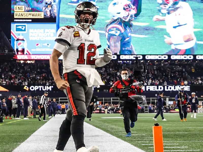Tom Brady, la máquina de romper récords, y lo consiguió ante los Patriots