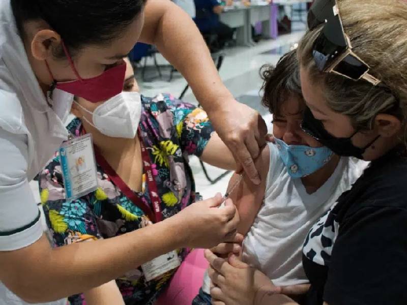 Se respetarán amparos pero no se cambiará plan de vacunación: AMLO