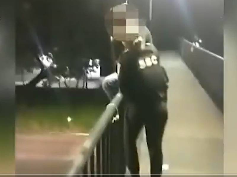 Video. Policías evitan que joven se arrojara de puente peatonal en Iztapalapa