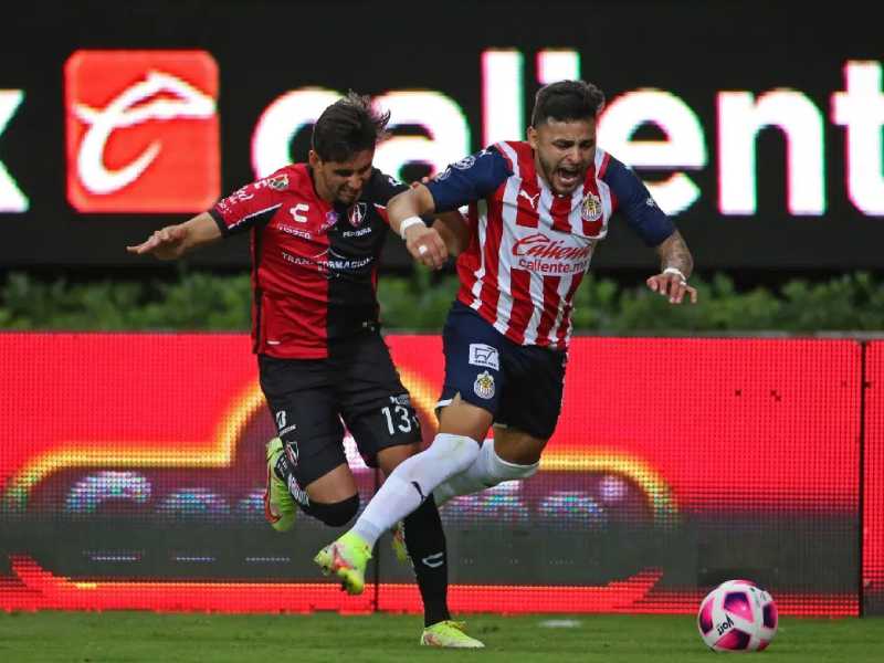 Atlas derrota a Chivas pero no convence a su afición