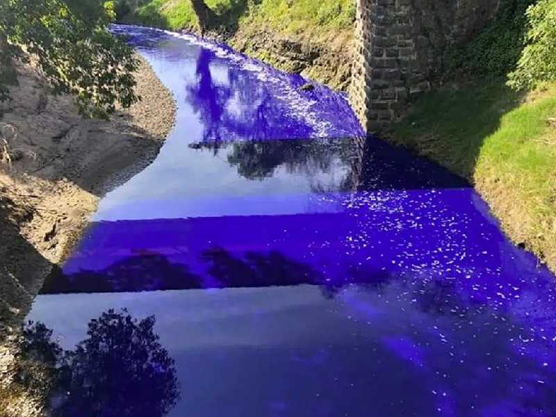 Río Tula se tiñe de azul; investigan causa