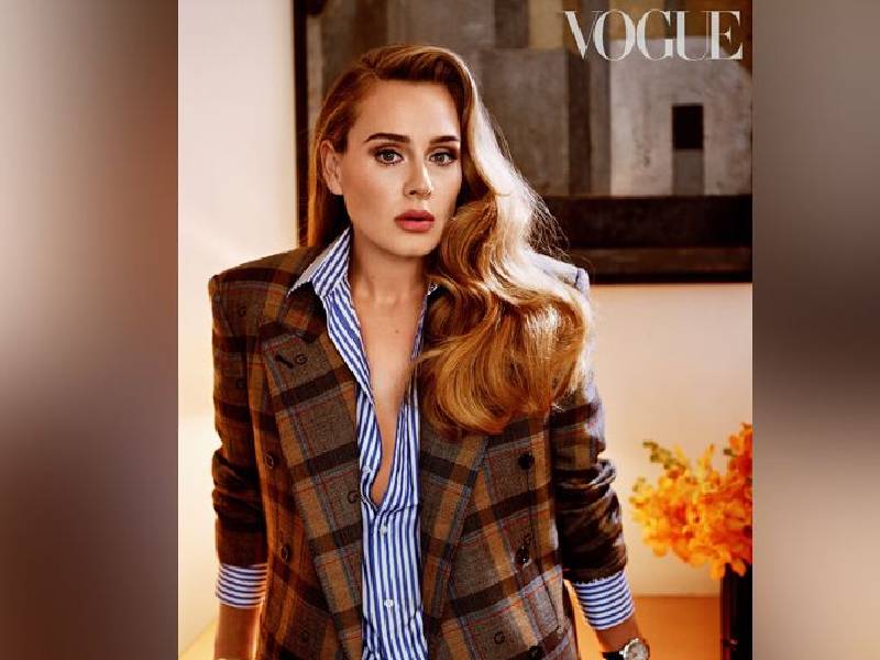 Adele podría ser multada por arrojar papeles en vía pública para su vídeo