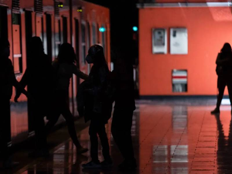 Hombre muere tras arrojarse a las vías del Metro San Pedro de los Pinos