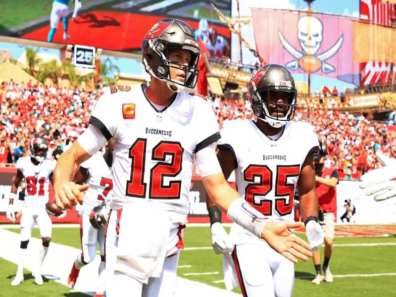 Tom Brady consigue 411 yardas y cinco pases de anotación por primera vez en 21 años