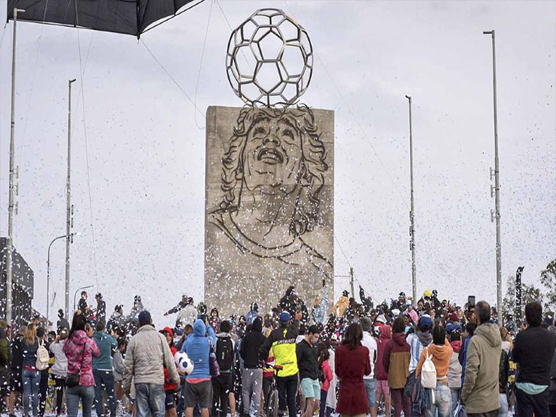 Emoción, ovaciones y lágrimas en homenaje a Maradona