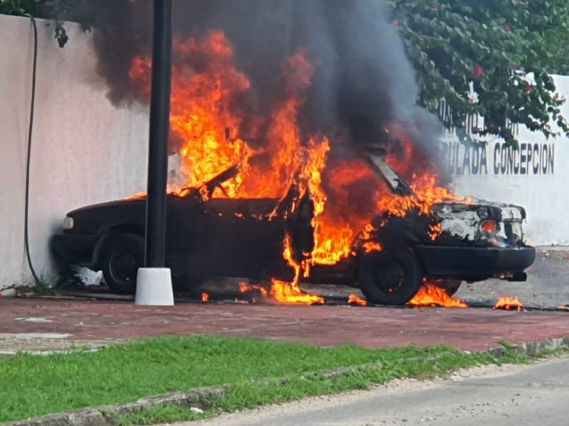 Se incendia auto frente al seminario