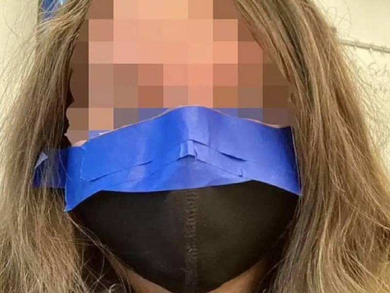 Maestros pegan cubrebocas con cinta adhesiva a alumnos que se niegan a usarlos
