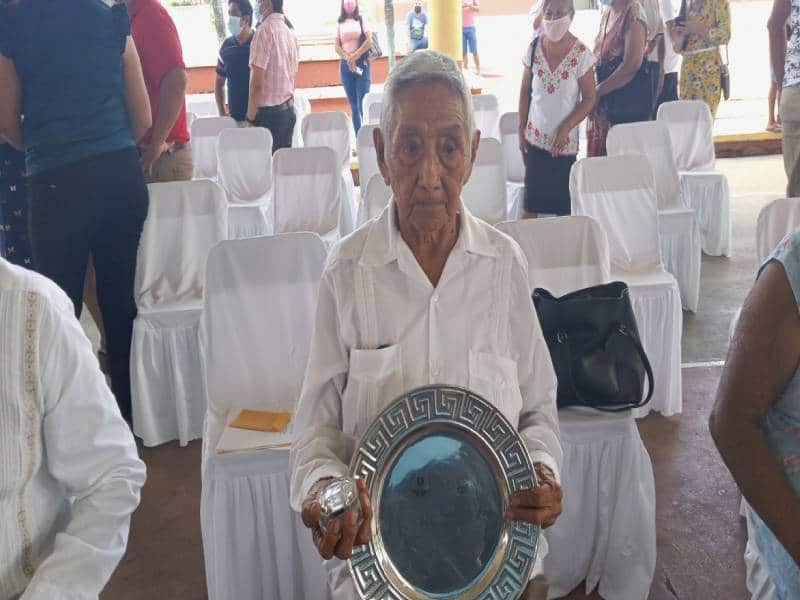 El rezador maya, Pablo Dzib Bak, de 100 años de edad, recibió hoy, la medalla al Mérito Ciudadano, durante los festejos del 162 aniversario de esta ciudad, por su trayectoria como uno de los más antiguos exponentes de la tradiciones de esa cultura.