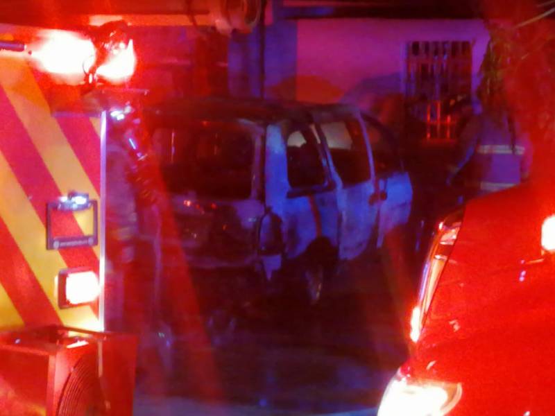 Se incendia vehículo estacionado afuera de una vivienda en la colonia Ejidal en Playa del Carmen