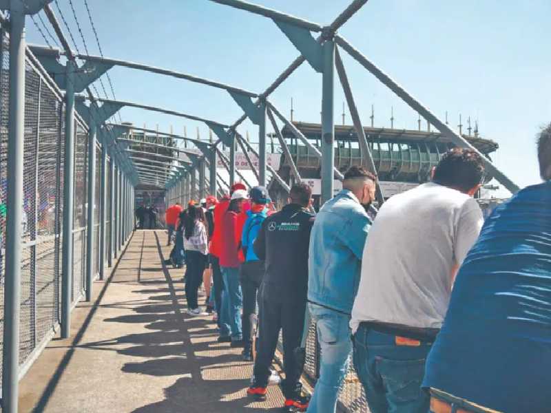 La F1, entre ambulantes, revendedores y mirones