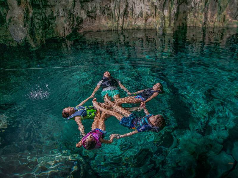 Une el turismo