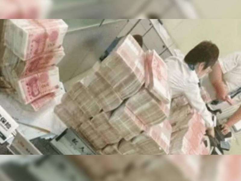 Millonario retira más de 600 mdd del banco y pide que lo cuenten a mano