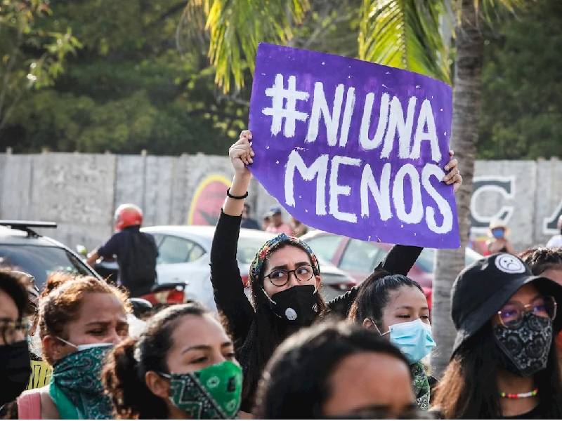 contra mujeres