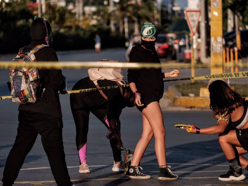 Feministas marchan
