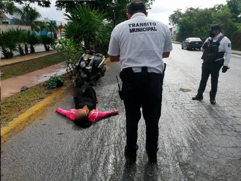 Una mujer sufre lesiones de gravedad al derrapar con una motocicleta