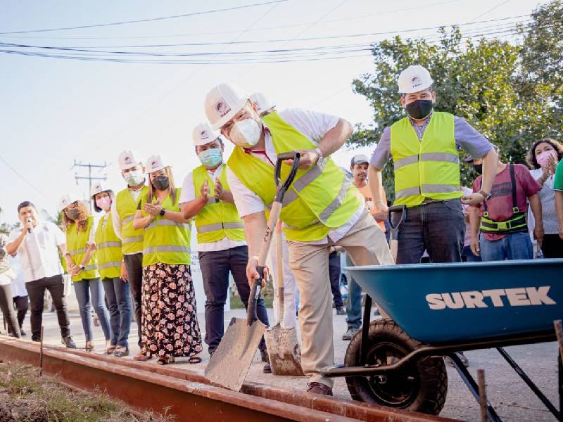 Marciano Dzul da el banderazo para la construcción de banquetas y guardiones