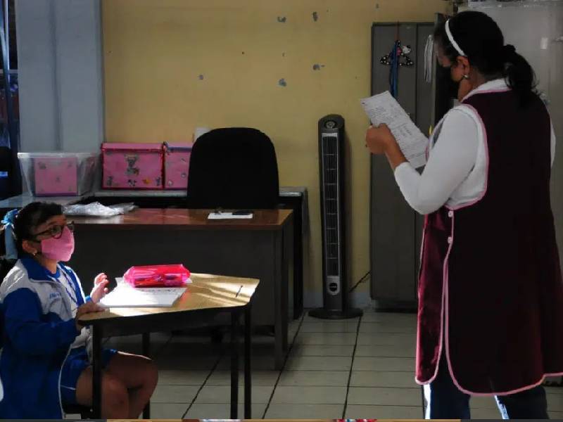 Maestra con crisis nerviosa intenta arrojarse de balcón en escuela primaria