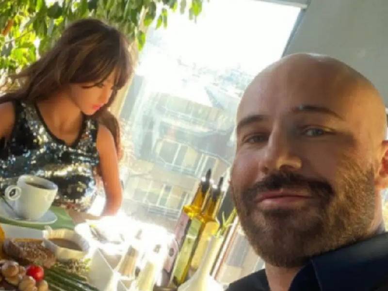Fisicoculturista disfruta su luna de miel con su muñeca sexual