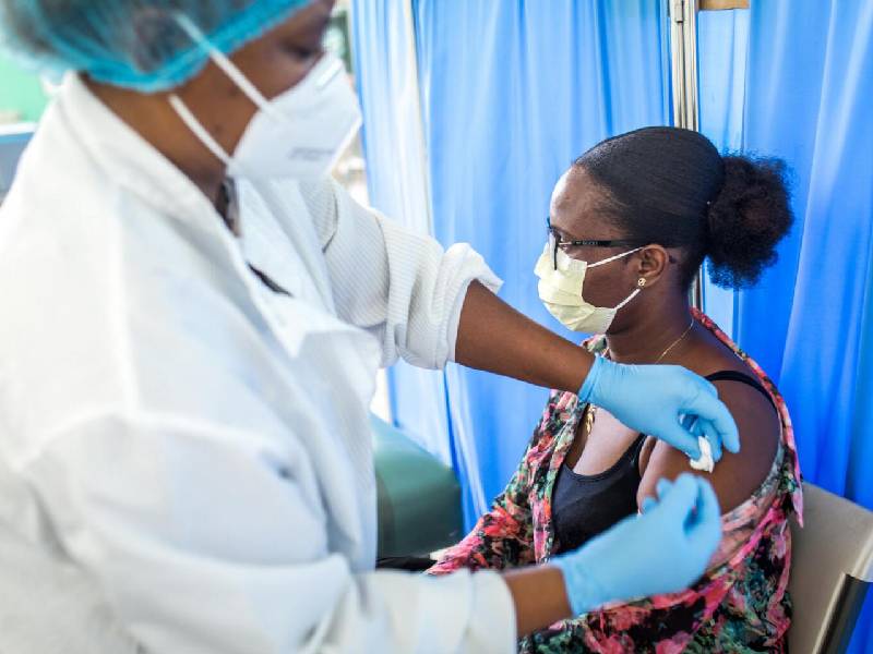 El mundo intenta protegerse ante nueva variante y Sudáfrica se dice ¡castigada!