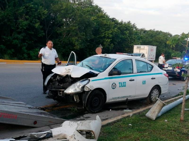 Conductor alcoholizado destruye un taxi al chocar contra un poste y huye