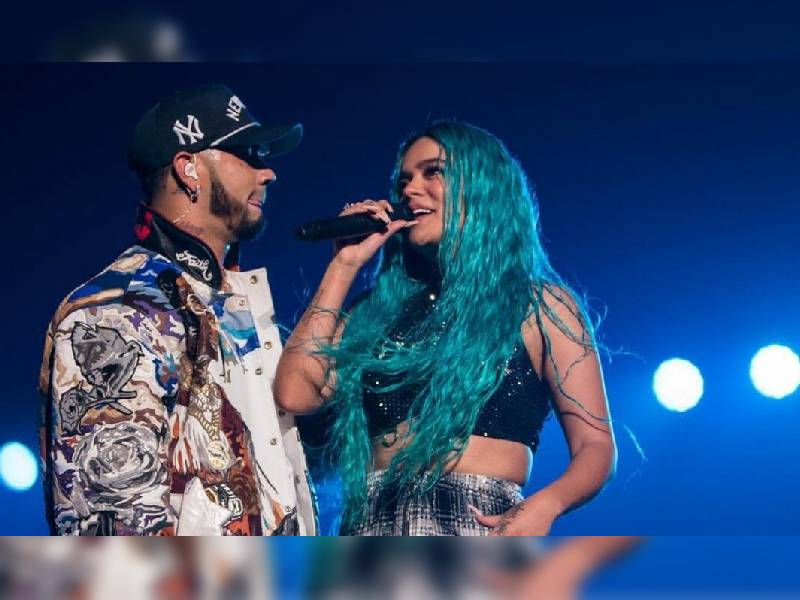 ¿Bebecito? Así reaccionó Karol G cuando Anuel apareció en pleno concierto