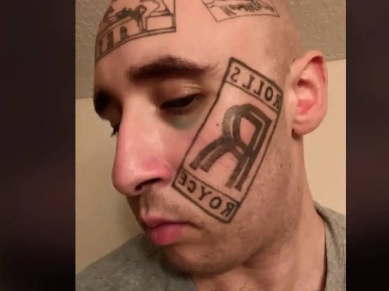 Nunca ha tenido un Rolls-Royce pero se tatúa el logo en la cara